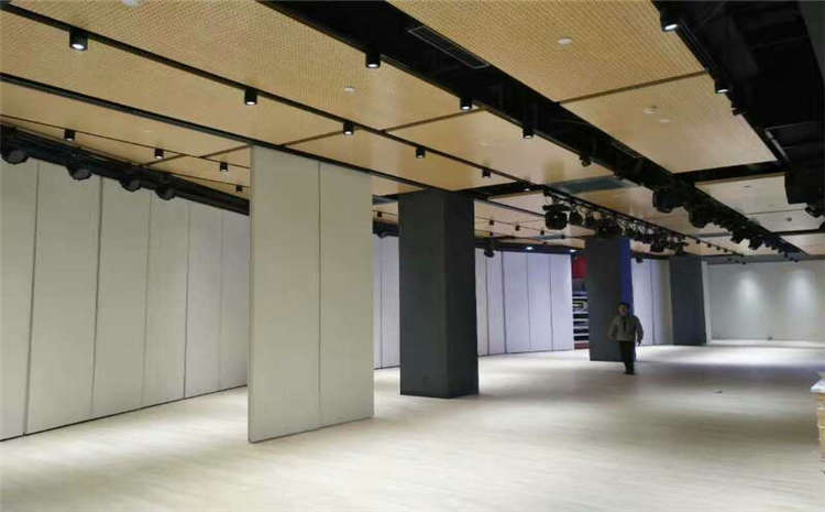 體育木地板多少錢？