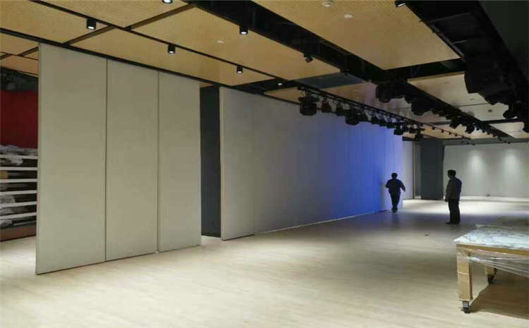 橡膠木運動體育地板多少錢一平米？