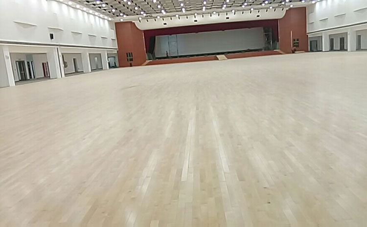 羽毛球館運(yùn)動木地板的好壞可以從外觀判斷嗎？