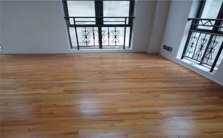 籃球木地板漆膜開裂是受潮造成的嗎？