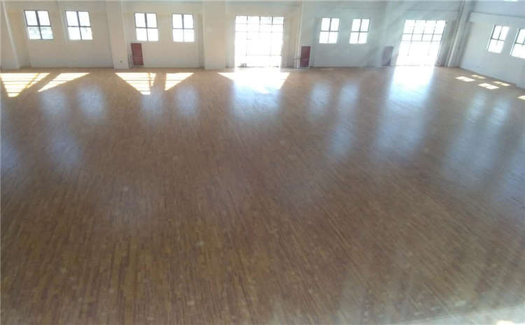 橡膠木體育地板梅雨季節(jié)保養(yǎng)注意事項(xiàng)