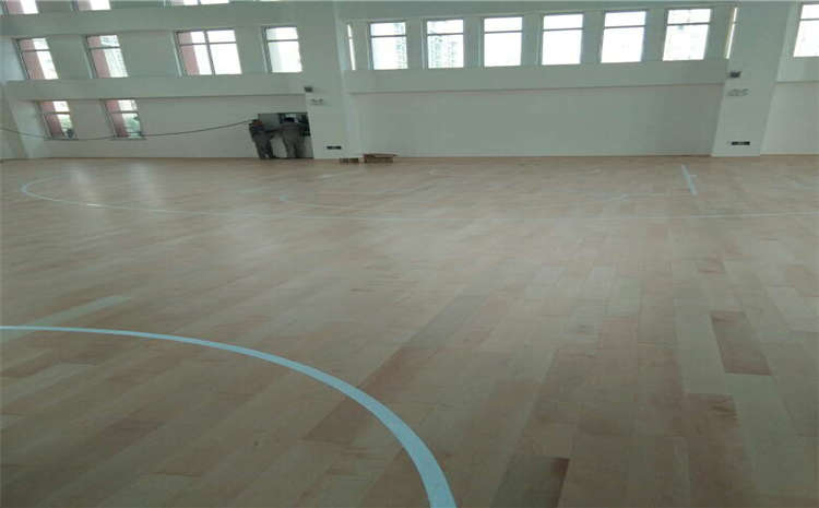 羽毛球場(chǎng)專(zhuān)用實(shí)木地板怎么選擇？