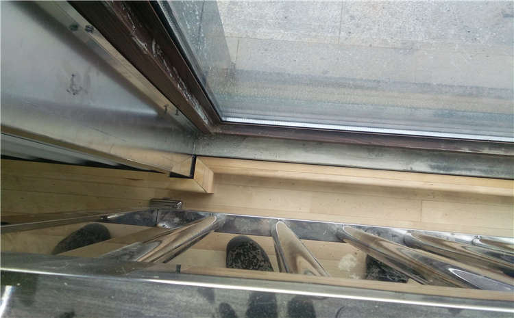 楓木風雨操場地板造價是的多少？