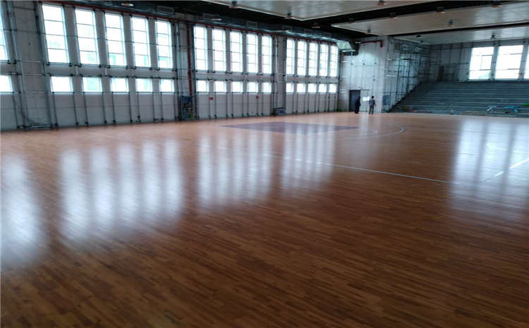 室內(nèi)體育館實(shí)木地板價(jià)格是多少？