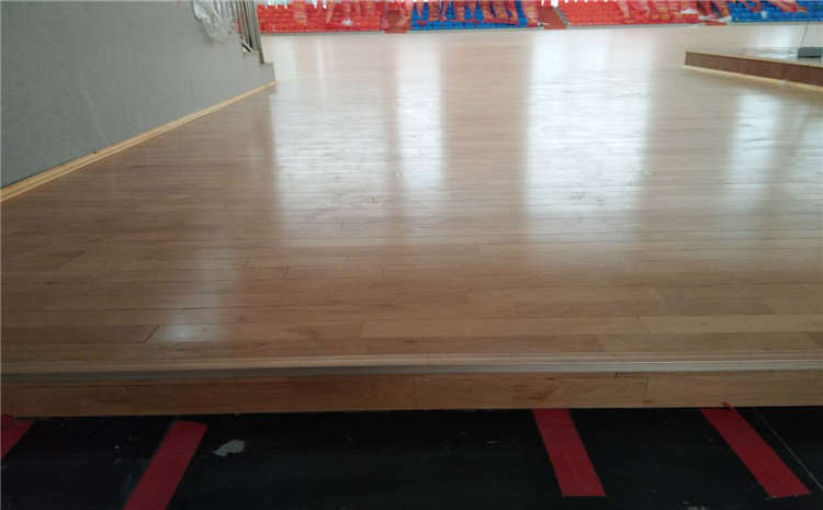哈爾濱柞木實(shí)木運(yùn)動(dòng)地板價(jià)格是多少