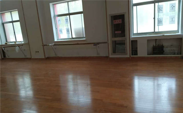 20厚籃球場實(shí)木地板一般多少錢？