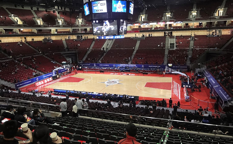 體育木地板變色的鍋誰來背？