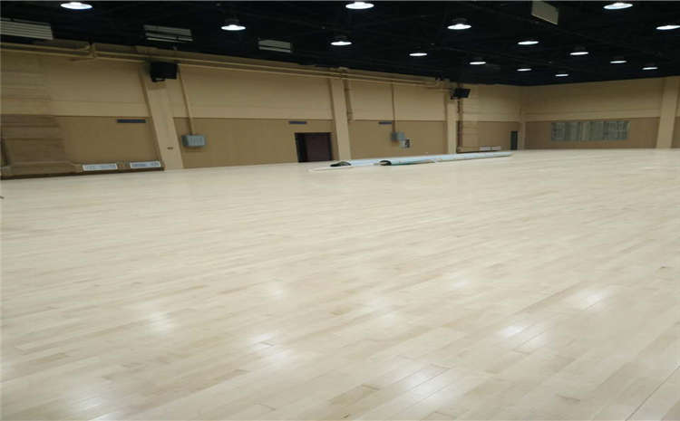 籃球館運動木地板為什么會出現(xiàn)板邊破損現(xiàn)象？
