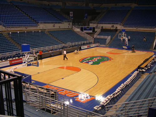  建造一個籃球館的成本是多少錢？