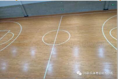 歐氏運(yùn)動(dòng)木地板幫您掃除體育木地板的縫隙雜質(zhì)！