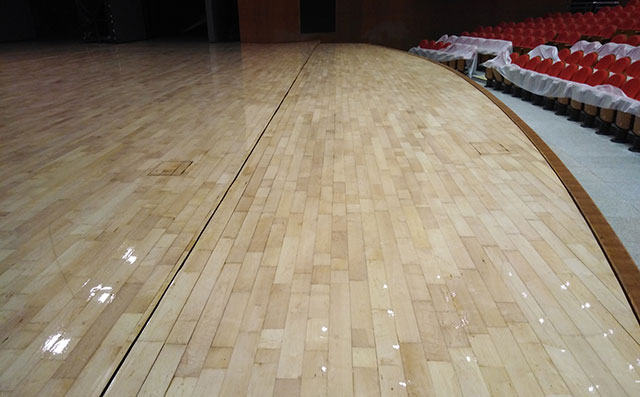 看看安裝非專業(yè)體育館木地板后果有多嚴(yán)重