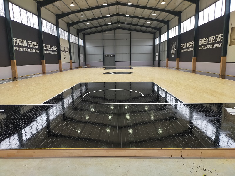 山東鄆城縣平安行駕校室內(nèi)籃球場(chǎng)木地板完工